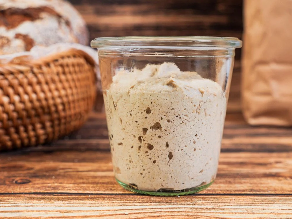 Sauerteig und Brotteig im Glas