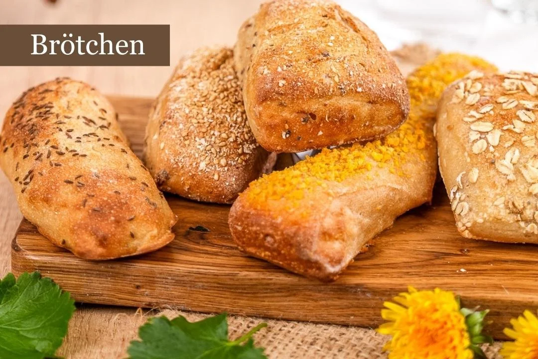 Selbstgemachte leckere frische Brötchen schön angerichtet