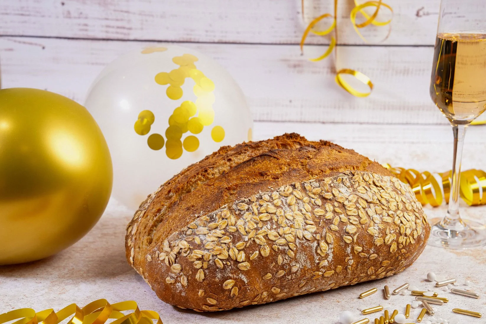 Leckeres Brot mit Sauerteig aus dem eigenen Backofen zwischen Luftballons und Sektgläsern