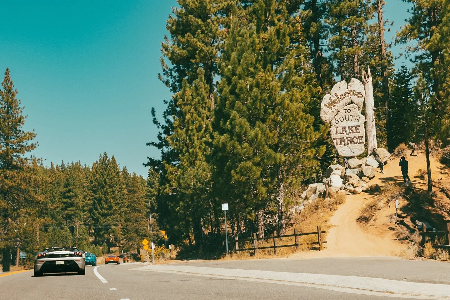 Rolling into History. 🏁🌲
 There&rsquo;s something special about crossing into South Lake Tahoe under that iconic sign. As the FOG RALLY 2024 cavalry swept past, it wasn&rsquo;t just the scenery that took our breath away&mdash;it was the sense of pu