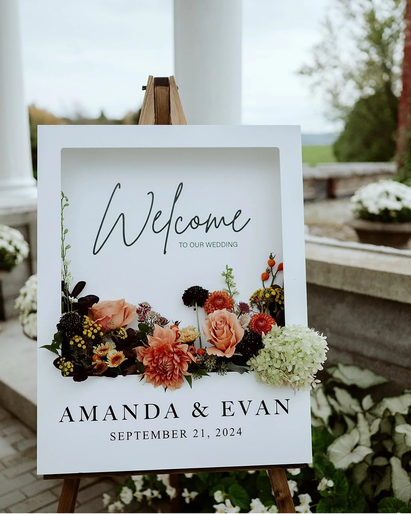 A very happy 1️⃣st Anniversary to these sweet souls (although posting a day late) Looking back to this celebration of love and joy and wishing we could go back in time and do it all over again🥂💕 
.
.
.
.
Planners Us!
Photo @andrew.brannan.photo 
Ve