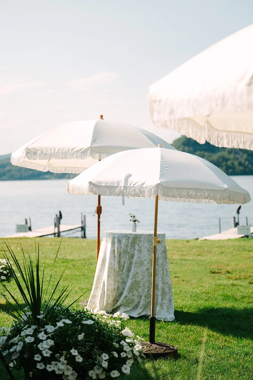 White fringe umbrella with base
Photo by Juniper Studios