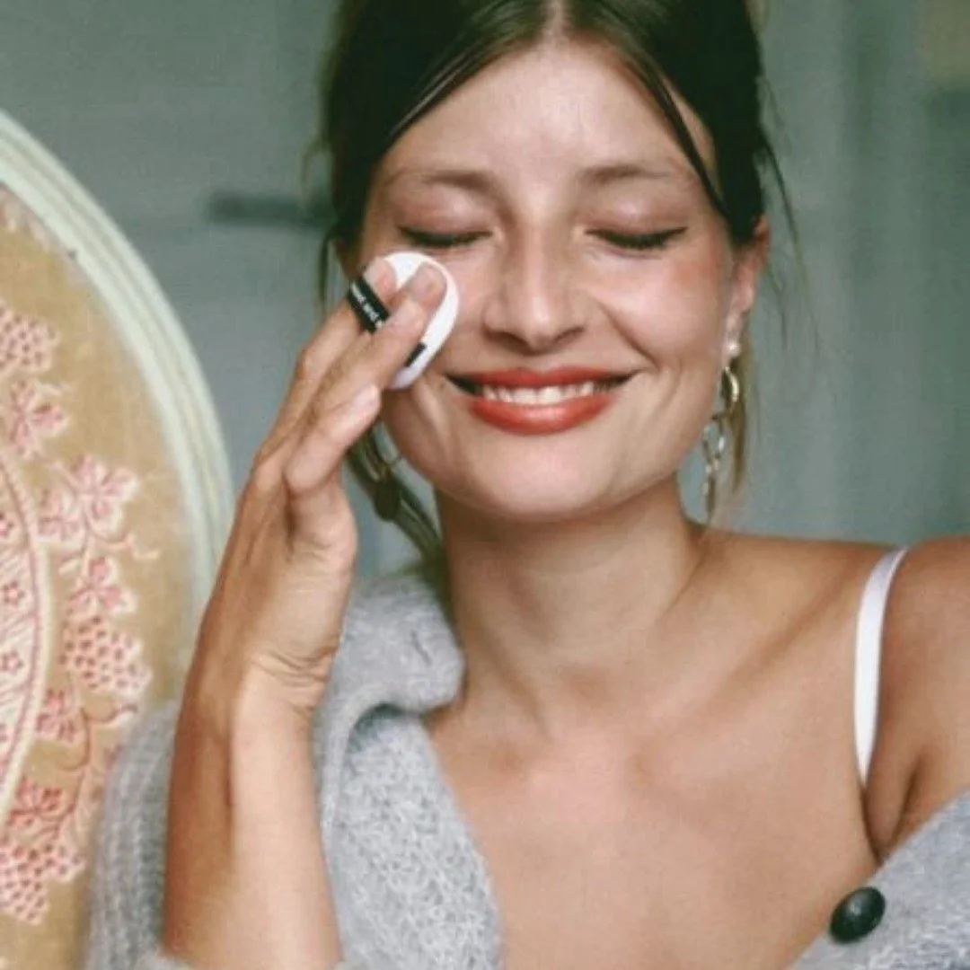 Nieuw van Absolution - 𝘓𝘢 𝘗𝘰𝘶𝘥𝘳𝘦.

Wil jij je make-up mooi kunnen afwerken? Dan is onze gloednieuwe La Poudre precies wat je zoekt! Deze ultra-fijne, losse mineralenpoeder met een zijdezachte textuur, glijdt moeiteloos over de huid waardoor d