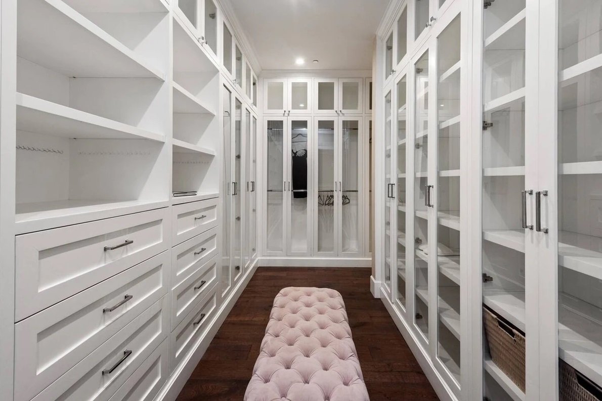 PIC 12 WAL IN CLOSET.jpg