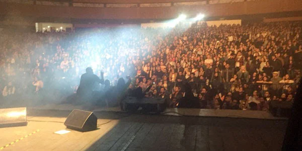Manuel Medrano llevó su Pop Fundido a Ecuador, donde desató la locura de miles de personas