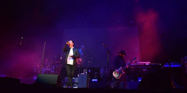 Los beats de Kinky flecharon a más de uno en la Noche de Enamorados del Honda Center, en California