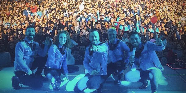 Kabah puso a bailar y cantar a sus fans de Puebla