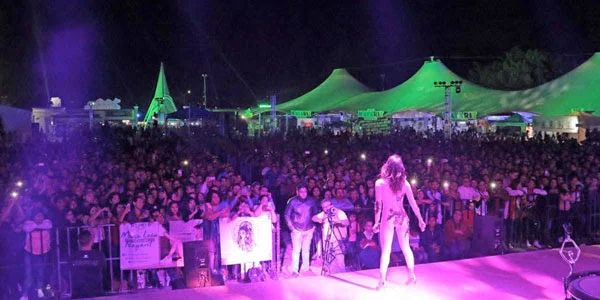 María León impactó a miles de personas en Nayarit con un show que fusiona música, baile y pole dance