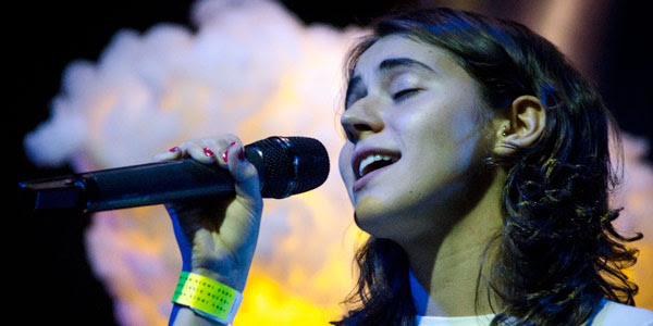 Con un potente show acústico, Tessa ia cerró la tercera edición del Indie Market Day