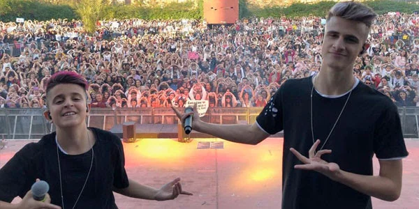 Adexe & Nau arrancaron su gira en España con lleno impresionante en Murcia