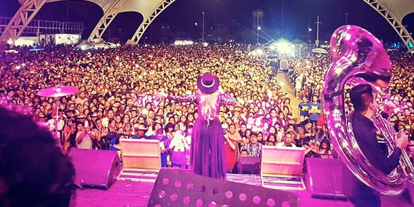 Alicia Villarreal puso a cantar a más de 30 mil personas en León, Guanajuato