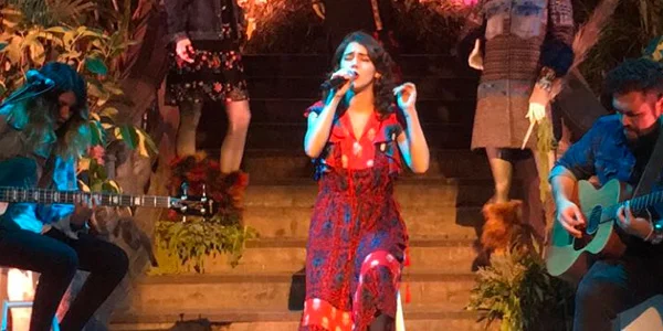 Tessa ia dio show acústico para la marca Desigual, de la cual es embajadora en México