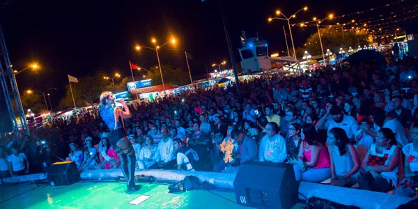 María León encendió la frontera con un show en Tamaulipas