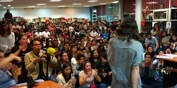 Tessa Ia participó en el evento Acústico del Parque en la CDMX