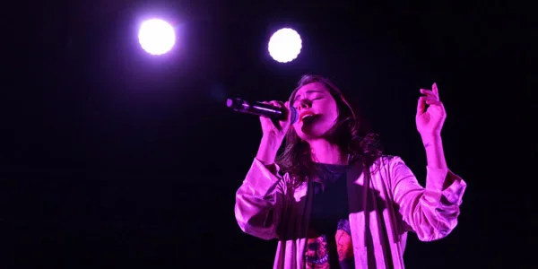 Tessa Ia triunfó al abrir el show de Reyno en el Pepsi Center; la cantante formará parte del concierto #MujeresEnElRock en octubre