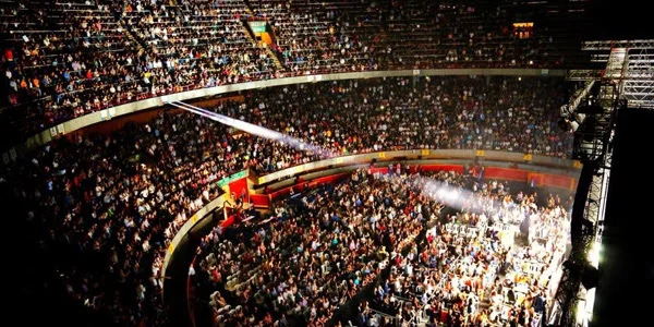 Miguel Bosé inaugurará este miércoles la Arena Movistar de Bogotá; el viernes enloqueció al público que llenó la Plaza de Toros de Medellín