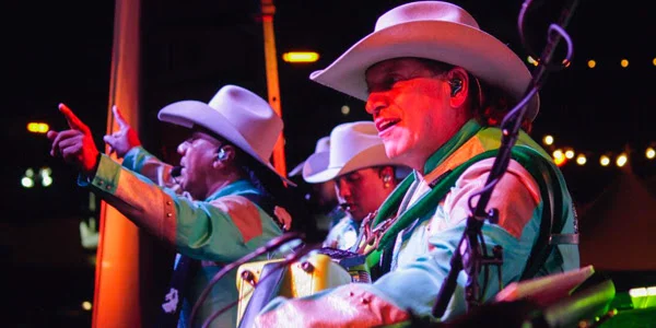 Bronco arrasó con su galope durante el Tropicalia Fest