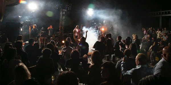 Kinky ofreció un íntimo show en el exclusivo hotel The Cape en Los Cabos