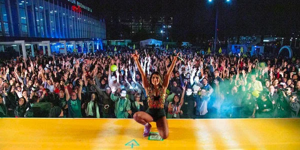 María León encendió la magia de la Navidad en el Fórum Buenavista, en la CDMX