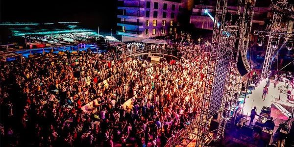 Padrino de lujo, Miguel Bosé inauguró el hotel Melody Maker, en Quintana Roo