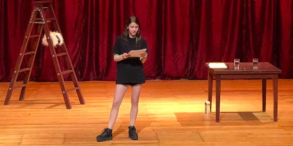 Tessa Ia impactó con su participación en la obra Conejo Blanco, Conejo Rojo