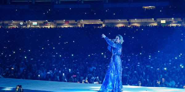 María José impactó con su potente voz al compartir escenario con Los Ángeles Azules