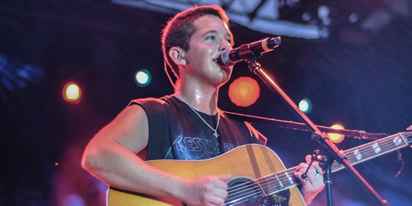 Chucho Rivas cantó ante más de 3 mil personas durante el Día Anáhuac en la CDMX