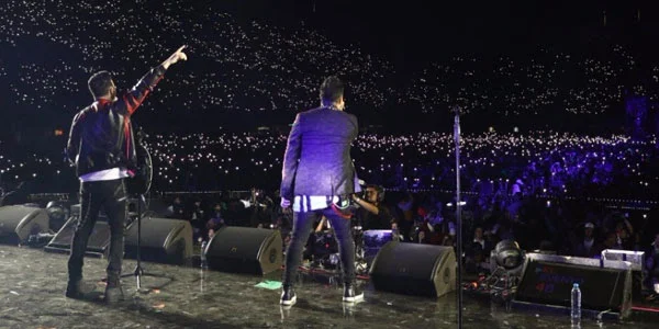 Río Roma cantó ante 15 mil personas en el Evento 40; “Deberías estar aquí” sigue en el #1 de los charts