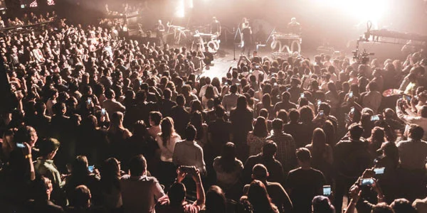 Moenia llevó su electro pop a un abarrotado Foro Totalplay