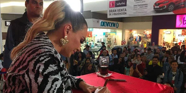 María José celebró el enorme éxito de su disco Conexión con una firma de autógrafos que duró cuatro horas