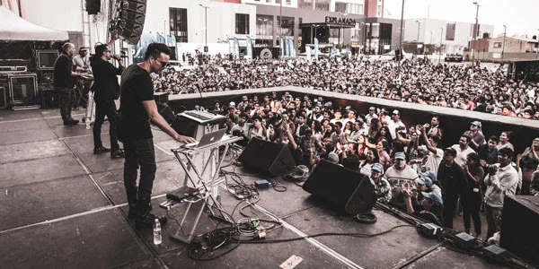 Moenia llevó su synth pop a Puebla, donde actuó ante 5 mil personas