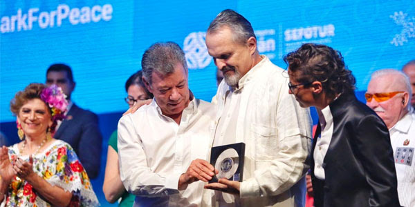 Miguel Bosé fue condecorado con la Peace Summit Medal For Social Impact