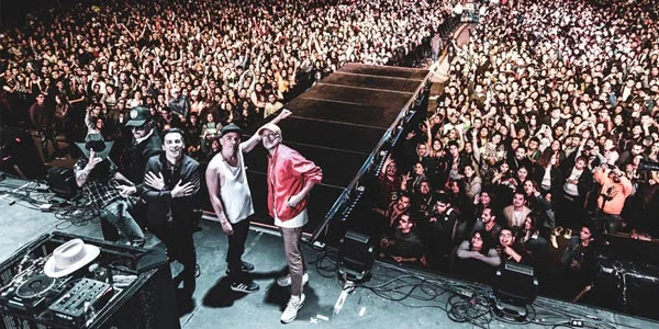 Por primera vez y en su tierra natal, Kinky tocó en vivo su más reciente single “Llena de mentiras”