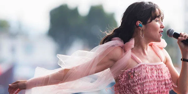 Ximena Sariñana acompañó a Leiva en su show en el Plaza Condesa; la cantante triunfó en el festival Tecate Comuna, en Puebla