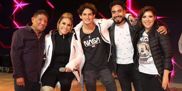 Elidian interpretó “Por siempre en mi corazón” en la presentación de la telenovela Soltero con Hijas, de Juan Osorio