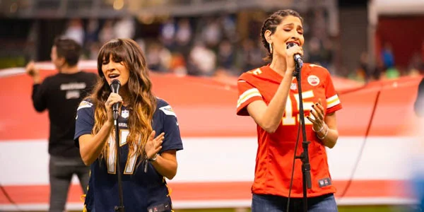Ha*Ash interpretó el Himno Nacional de EU en el partido de la NFL realizado en el Estadio Azteca