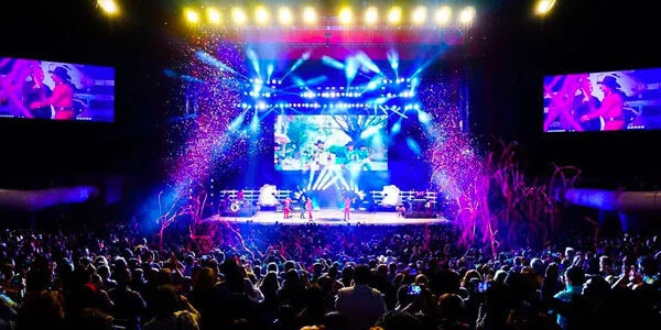Bronco conquistó por quinta ocasión el Auditorio Nacional, tuvo como invitados a Leonardo de Lozanne, Sandra Echeverría, Río Roma, Kinky y Raúl Sandoval