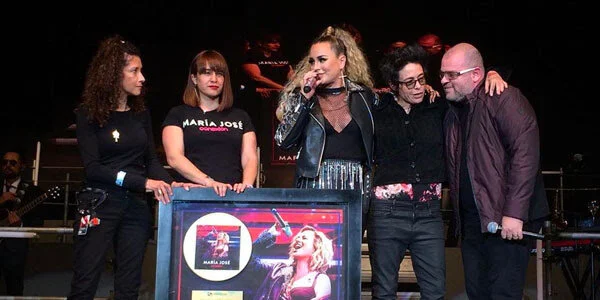 Durante su noveno show Sold Out en el Auditorio Nacional, María José recibió Disco de Oro por las altas ventas de Conexión