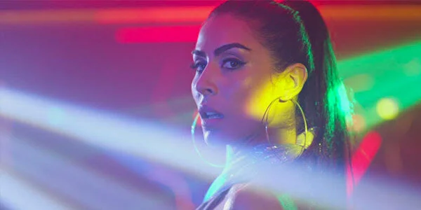 María León estrenó “Perro amor” a ritmo de cumbia