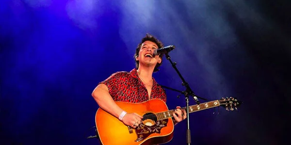 Chucho Rivas hizo vibrar al Auditorio Nacional como abridor del concierto de Sebastián Yatra