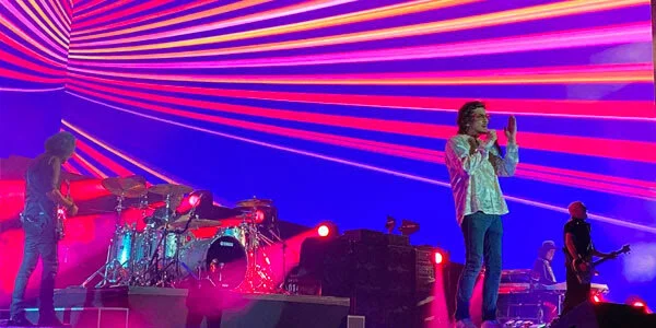 León Larregui es ovacionado por el público colombiano en la gira Gracias Totales