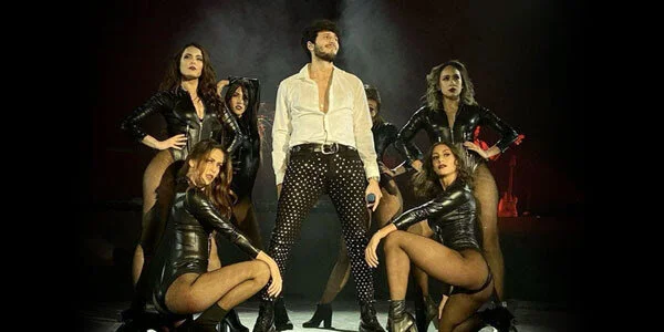 Sebastián Yatra puso a bailar a miles de fanáticos en el Auditorio Nacional