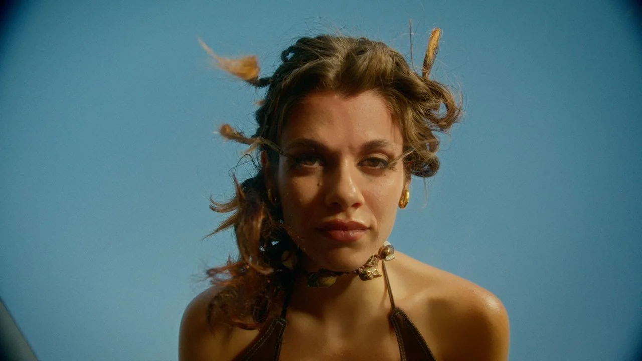 Orovega muestra su lado más divertido y sugerente en "Sababa"