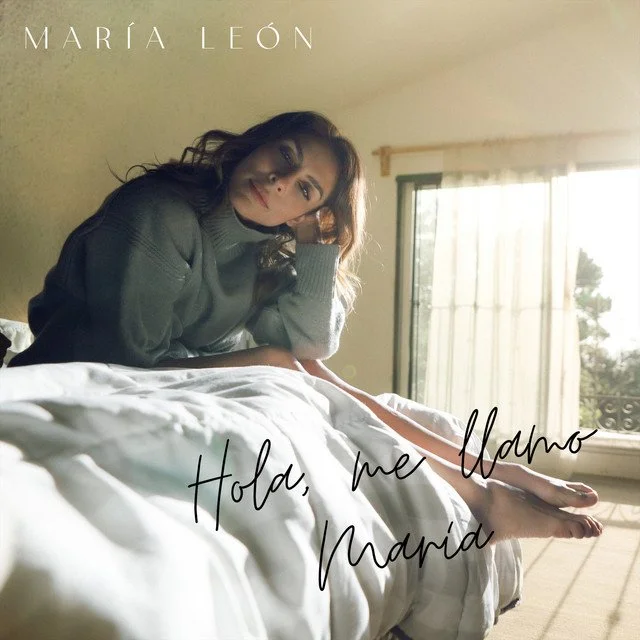 Nos volvemos a enamorar de María León con su nuevo sencillo "Hola, me llamo María"