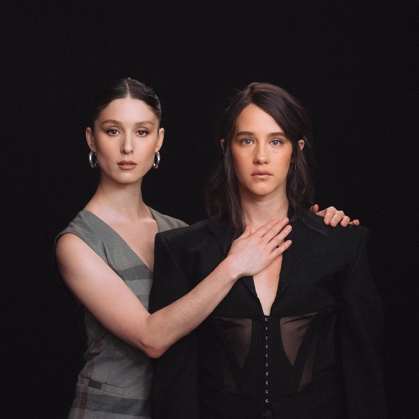 Ximena Sariñana acompaña a Francisca Valenzuela en el lanzamiento de "Nada para ti"