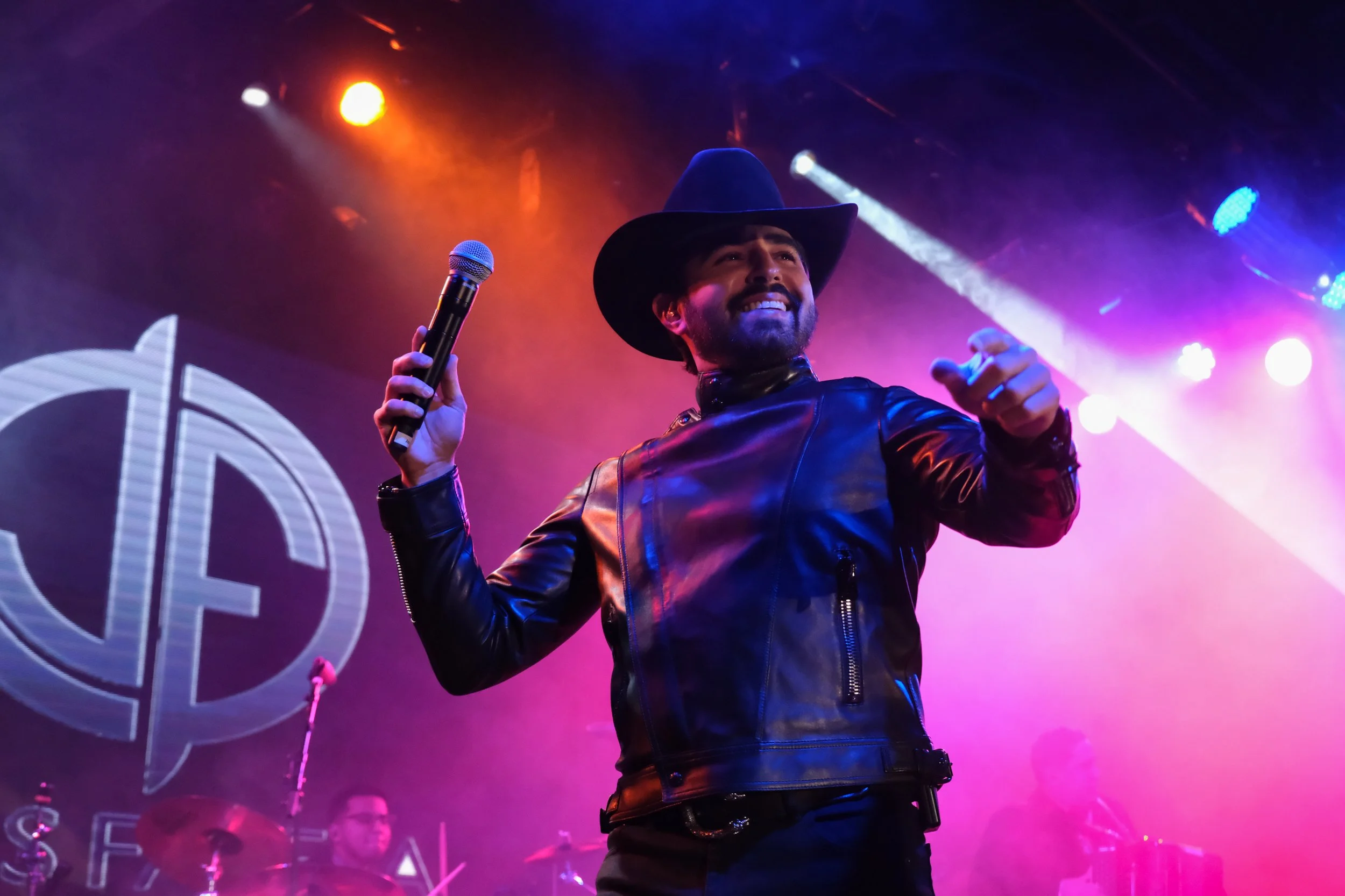 Ante un lleno total, el Lunario vibró al ritmo de Joss Favela