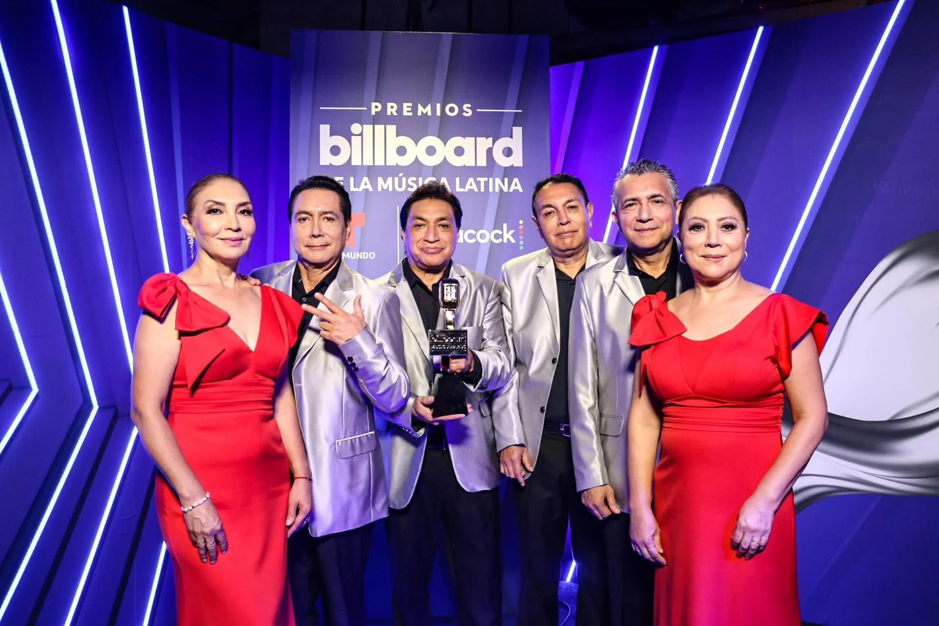 Los Ángeles Azules reciben el Premio Billboard a la Trayectoria Artística y dejan huella sobre el escenario