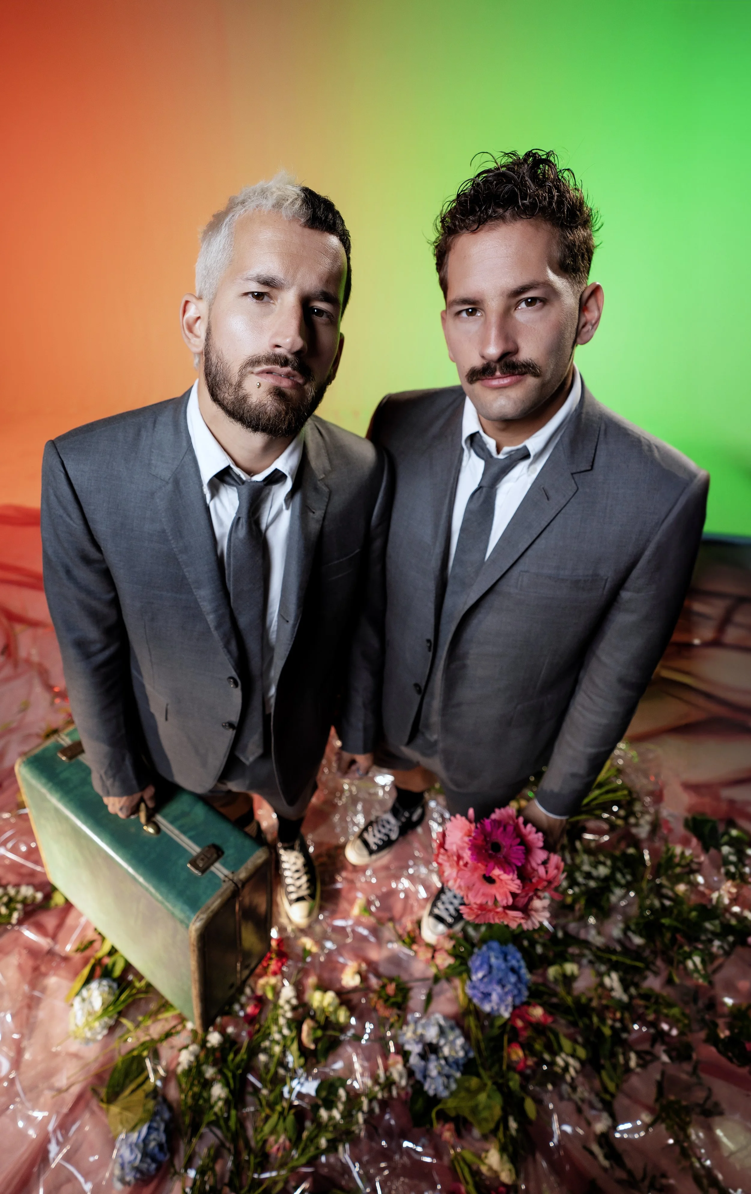 Mau y Ricky nos llevan a un viaje musical con su nuevo sencillo "Pasado mañana"