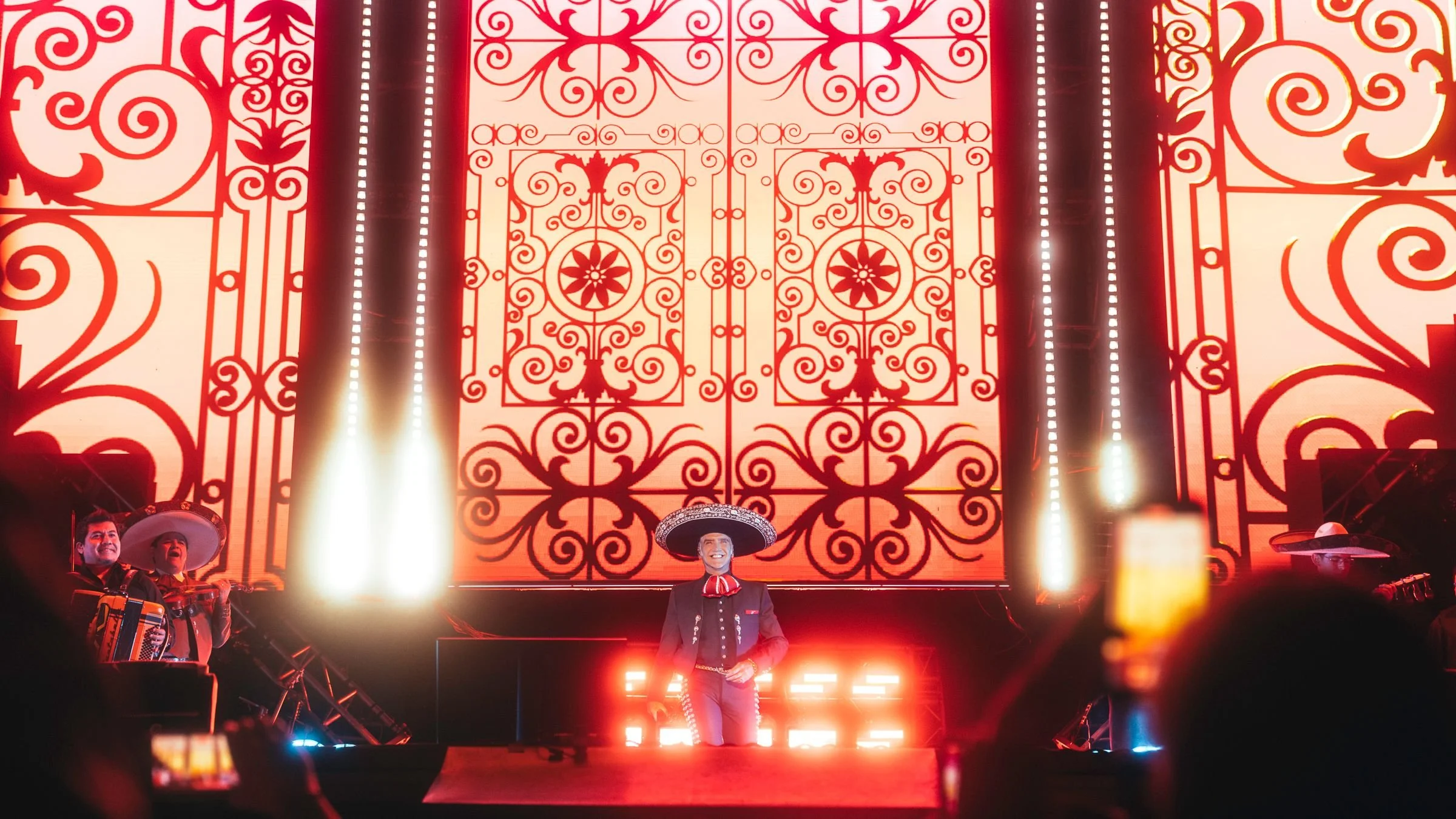 Alejandro Fernández llevó su gira Amor y Patria a El Salvador y Costa Rica con dos shows abarrotados 