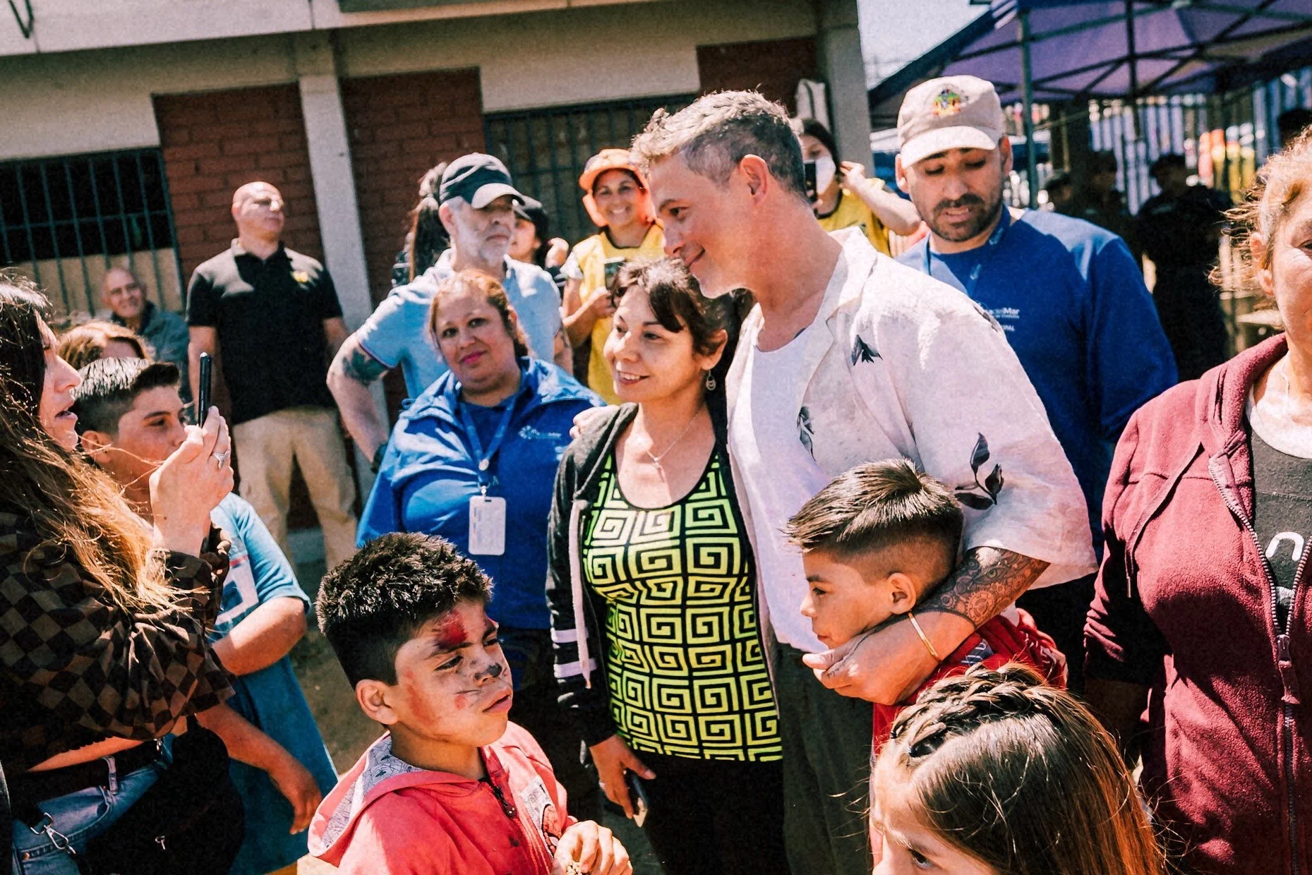 Alejandro Sanz visita El Olivar, una de las zonas afectadas por los devastadores incendios ocurridos en Chile
